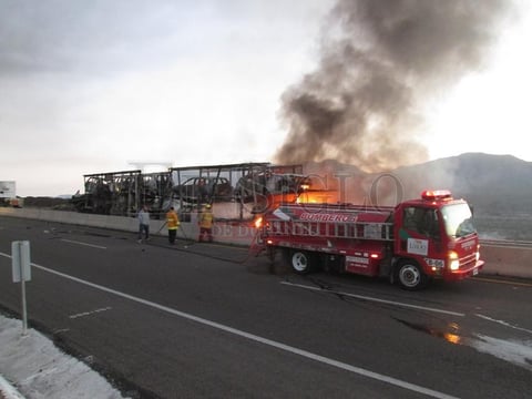 Ante el choque se incendi&oacute; el tr&aacute;iler tipo nodriza, que llevaba 12 veh&iacute;culos nuevos que tambi&eacute;n fueron consumidos por las voraces llamas.