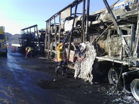 P&eacute;rdidas millonarias dej&oacute; un choque entre tractocamiones en la autopista G&oacute;mez Palacio-Durango.