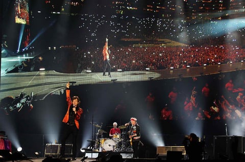 El imponente escenario del Monumental se tiñó de rojo para Sympathy for the Devil y en ese instante se legitimó que Jagger (ataviado con una capa negra con plumas rojas) y los suyos son "sus satánicas majestades" a pesar de lo manido del nombre.