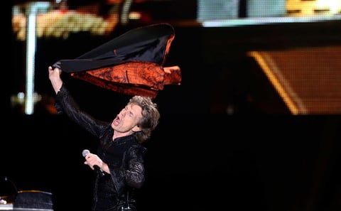 La noche se tornó romántica cuando el grupo interpretó Angie y otro de los momentos más emotivos fue con Like a Rolling Stone, original de Bob Dylan y que sonó a petición de los fans que la eligieron en una encuesta que el grupo realizó en su página web.