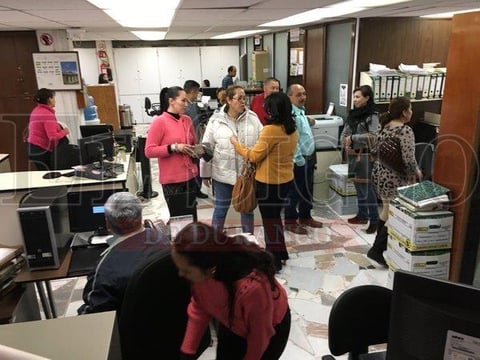 Los integrantes de la marcha ingresaron a las oficinas de la Secretaría y comenzaron a desalojar al personal que se encontraba laborando en ese momento.