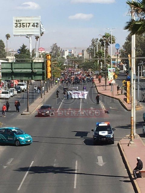 La protesta tenía como destino las instalaciones de la Secretaría de Educación del Estado de Durango.