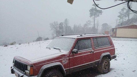 La nieve llegó hasta el poblado de Bastantitas en Tamazula.