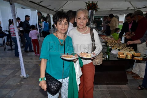 Rosy de Montaño y María Pérez.