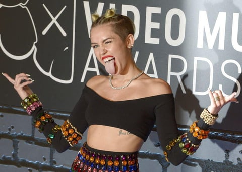 Miley Cyrus tiene perforaciones en la oreja, el ombligo y la lengua.