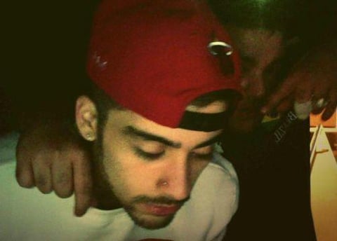 Zayn Malik presumi&oacute; su piercing en la nariz.
