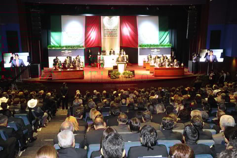 Herrera Caldera entreg&oacute; el documento que contiene su Informe.