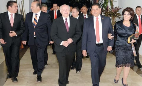 En representaci&oacute;n del Gobierno Federal estuvo el secretario de Salud, Jos&eacute; Narro, y el subsecretario de Energ&iacute;a, C&eacute;sar Hern&aacute;ndez, gobernadores de varias entidades del pa&iacute;s y dirigentes de organizaciones, adem&aacute;s de los exgobernadores.