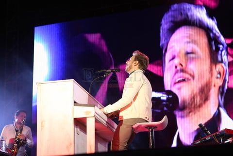 &lsquo;Junto a ti&rsquo;y &lsquo;Eres sirena&rsquo; sirvieron para darle un toque diferente a la fresca noche y que los cantantes hicieran gala de sus mejores pasos de baile con los que sacaron suspiros entre sus fan&aacute;ticas que no dudaron en sumarse a la fiesta y levantarse de los asientos.