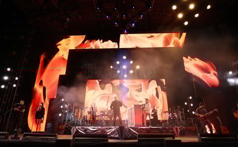 El d&uacute;o se hizo acompa&ntilde;ar por dos coristas y ocho m&uacute;sicos y en la que se dieron espacio para bajar a saludar a sus seguidores, incluso tomarse algunas selfies.