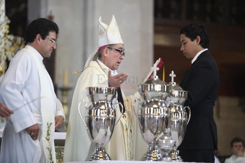 Ante la ausencia del arzobispo, encabezó la Misa Crismal el obispo auxiliar emérito, Juan de Dios Caballero Reyes, quien bendijo los óleos que se entregan a los sacerdotes para ser distribuidos a los distintos templos y parroquias.
