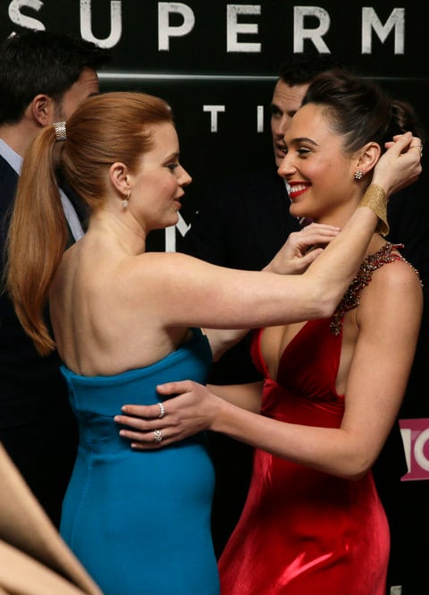 Adams y Gadot salud&aacute;ndose durante la alfombra roja.