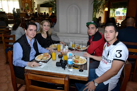 En familia disfrutando de un rico desayuno.