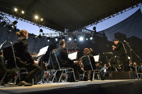 'Danz&oacute;n No. 2&acute;, de Arturo M&aacute;rquez y 'Huapango', de Jos&eacute; Pablo Moncayo tambi&eacute;n se incluyeron en el repertorio, pero fue Anatoli Li&aacute;dov quien puso fin a la velada al aire libre de casi una hora y media.