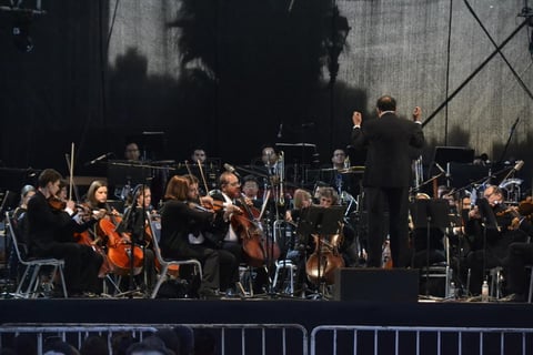 A las 20:00 horas, la orquesta dio la bienvenida a los duranguenses con 'Minueto para instrumentos de cuerda Op. 23', composici&oacute;n de Ricardo Castro, seguida de 'Snow storm' ('Tormenta de invierno'), autor&iacute;a de Georgy Sviridov.