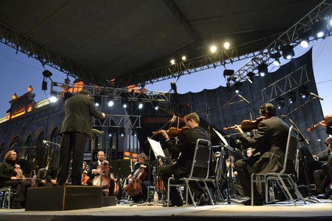 Con un concierto realizado anoche en la ciudad, los m&uacute;sicos, dirigidos por el maestro Jos&eacute; Miramontes Zapata, demostraron su compromiso al rendir homenaje al compositor duranguense Ricardo Castro.