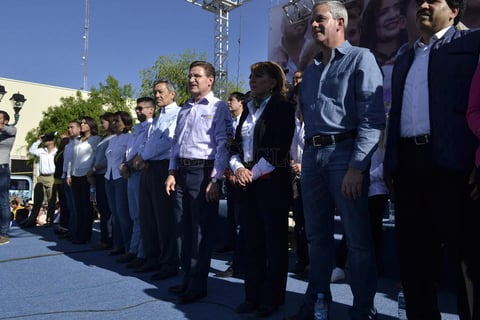 Ante miles de duranguenses, el senador con licencia por Durango enunció su oferta de campaña.