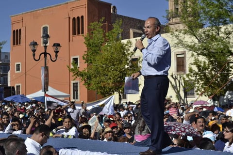 Posteriormente, el expresidente Felipe Calderón hizo alusión a recursos de distintos programas y obras que se concretaron en Durango durante su sexenio, tales como la supercarretera a Mazatlán.