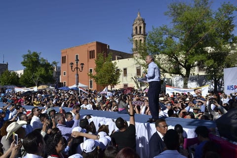 Con la presencia del expresidente de México, Felipe Calderón, el duranguense que funge como jefe delegacional de Iztacalco, Carlos Estrada Meraz, senadores y dirigentes de ambos partidos políticos, Aispuro Torres arrancó su campaña en la plaza IV Centenario.