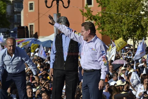 El primero en tomar la palabra fue el sobrino del líder campesino Cesar Guillermo Meraz, el perredista Estrada Meraz quien enfatizó que se trasladó con recursos propios a Durango para respaldar a Aispuro.