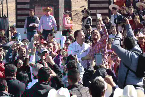 "Quisimos regresar a la tierra con la que una vez nos comprometimos a apoyar en cuanto tuviéramos posibilidades y aquí estamos, para no olvidarnos de nuestras raíces", mencionó.