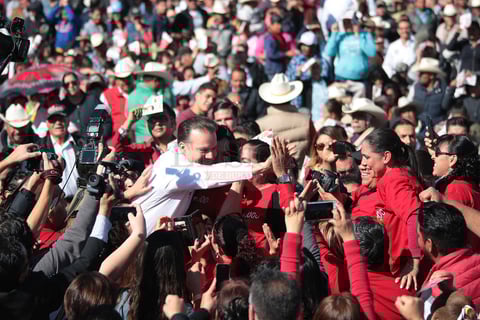 También aseguró que a partir de este momento histórico, todas y todos los duranguenses volverán a ser compañeros de lucha en el marco de un nuevo capítulo de la historia de Durango.
