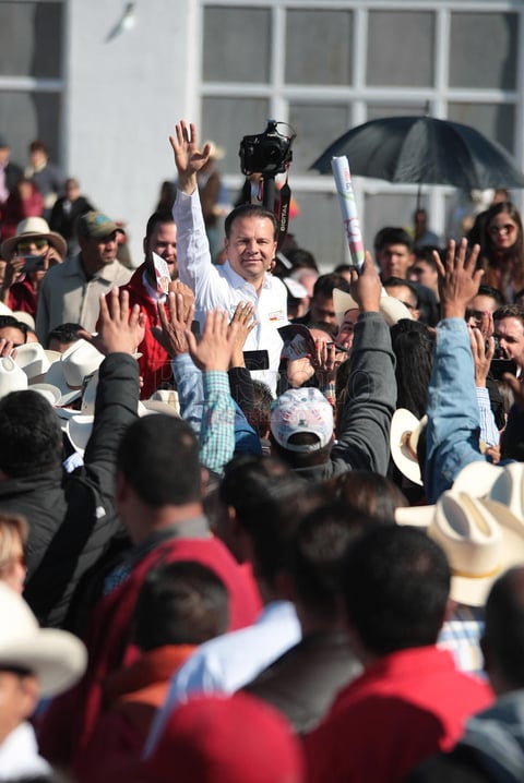 Desde temprana hora, una larga fila de vehículos comenzó a arribar a la tierra en donde nació Pancho Villa y que sirvió como escenario para que Villegas Villarreal diera su primer discurso dirigido a la sociedad duranguense en general.
