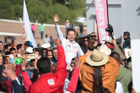 Miles de personas se dieron cita en La Coyotada, municipio de San Juan del Río, para acompañar a Esteban Villegas Villarreal en el arranque de su campaña en busca de la gubernatura de Durango.