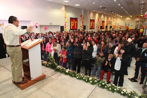 La tierra que le dio al PT su primer gobierno, también le donó ayer a través de los ejidatarios una extensión de terreno para que sean construidas las instalaciones propias del Sistema Educativo CADI de esa región.
