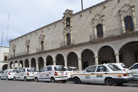 Al exterior de la Secretar&iacute;a General de Gobierno se unieron al grupo de taxistas otros manifestantes con demandas de distintos tipos.