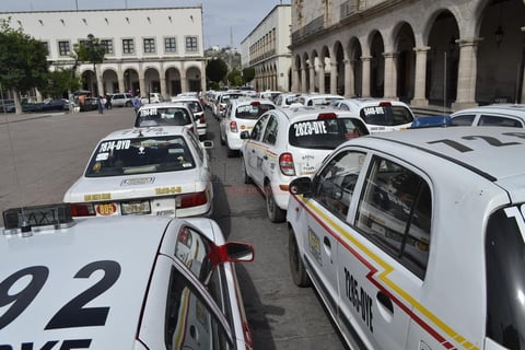 Est&aacute;n afiliadas aproximadamente 500 personas, entre choferes y permisionarios, cuyas familias tambi&eacute;n padecen la falta de apoyo por parte de las autoridades.