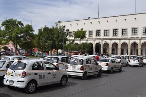 Colocaron sus unidades sobre la calle 5 de Febrero, obstruyendo dos carriles.