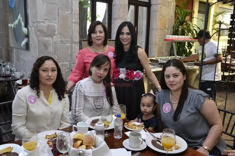 Guillermina Díaz, Maru Rivera, Patricia Sariñana, Anahí Arzola y Miriam Arzola.