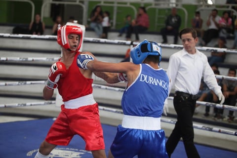 De los 17 combates que se llevaron a cabo, en 11 pelearon duranguenses, en donde consiguieron pasar a los combates del domingo, a siete boxeadores.