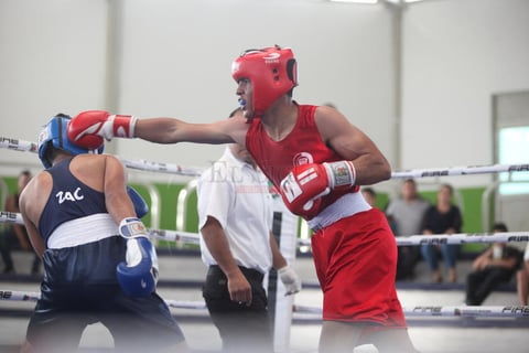 De los 17 combates que se llevaron a cabo, en 11 pelearon duranguenses, en donde consiguieron pasar a los combates del domingo, a siete boxeadores.
