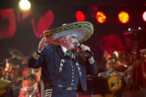 Así, vestido con su traje negro de charro, salió a lo que fue su despedida más emotiva a las 21:20 horas.