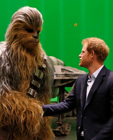 Chewbacca saluda al príncipe Enrique.