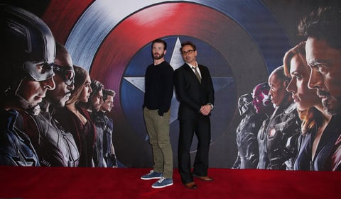 Chris Evans y Robert Downey Jr. posaron ante los medios en Londres.