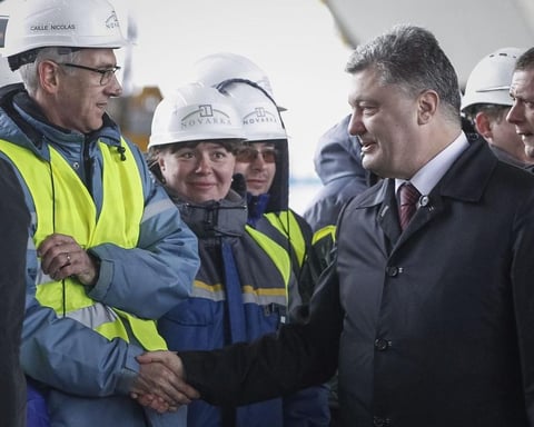 M&aacute;s tarde, encabez&oacute; una ceremonia en la planta nuclear, a la que asistieron representantes del Banco Europeo para la Reconstrucci&oacute;n y el Desarrollo y de 28 pa&iacute;ses que contribuyeron con fondos para la descontaminaci&oacute;n de la zona.