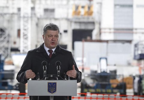 Poroshenko record&oacute; a los trabajadores que arriesgaron sus vidas para responder a la emergencia, a los cientos de miles de desplazados y a los alrededor de cuatro mil muertos.