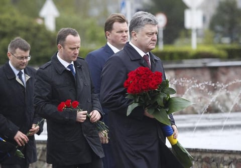 Poroshenko acudi&oacute; a uno de los monumentos erigidos en honor a las v&iacute;ctimas.