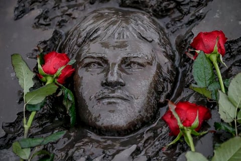 Visitaron las tumbas de los fallecidos.