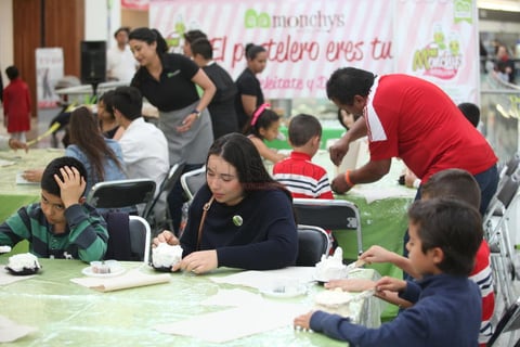 Se reunieron no sólo los pequeños reyes del hogar, si no también a los papás y jóvenes que se dieron la oportunidad de elaborar un pastelito a su gusto.