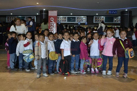 Los pequeños, al lado de los 'Cinepolitos', disfrutaron de un día inolvidable, ya que para muchos representó su primera visita al cine.