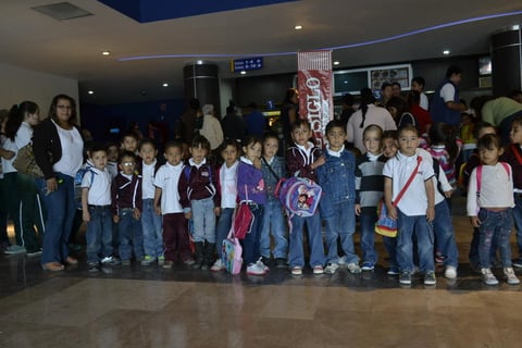 Los pequeños, al lado de los 'Cinepolitos', disfrutaron de un día inolvidable, ya que para muchos representó su primera visita al cine.