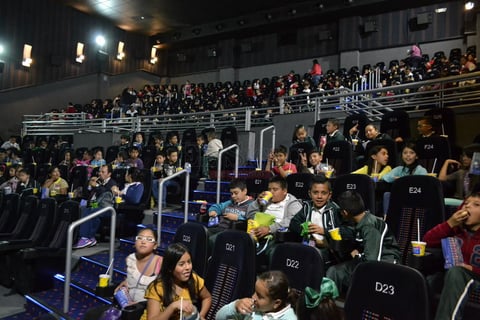 Los pequeños, al lado de los 'Cinepolitos', disfrutaron de un día inolvidable, ya que para muchos representó su primera visita al cine.