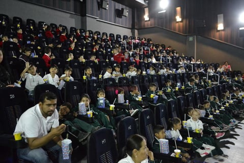 Los pequeños, al lado de los 'Cinepolitos', disfrutaron de un día inolvidable, ya que para muchos representó su primera visita al cine.