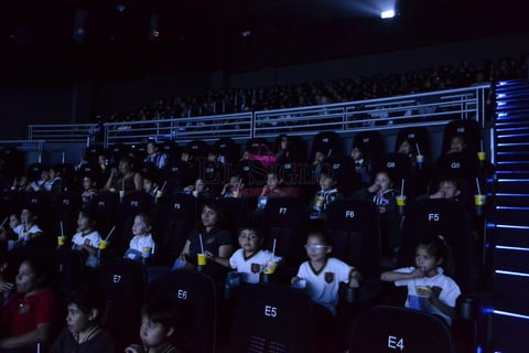 Los pequeños, al lado de los 'Cinepolitos', disfrutaron de un día inolvidable, ya que para muchos representó su primera visita al cine.
