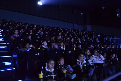 Con palomitas y bebidas de cortesía, los niños gozaron la proyección de la cinta animada en el complejo de Cinépolis en el fraccionamiento Jardines de Durango.