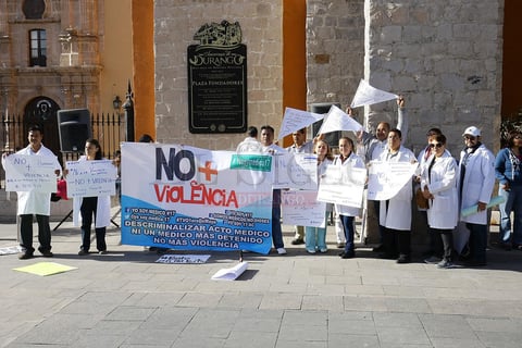 Ataviados con sus batas blancas, los m&eacute;dicos se manifestaron ayer 1 de mayo en contra de la violencia que persiste a nivel nacional y de las violaciones a sus derechos laborales.